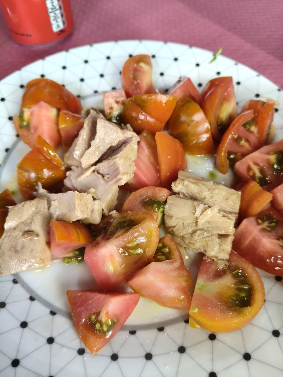 Ensalada de tomate con ventresca de bonito, un entrante fresco y sencillo.